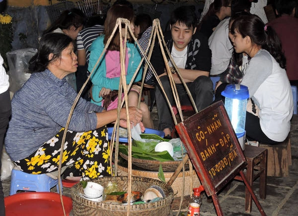 Các quầy bánh tráng đập luôn đông khách - Ảnh: THANH LY