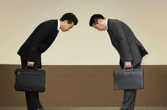 Tại Nhật Bản, việc cúi đầu khi bạn gặp ai đó, cảm hơn hoặc tạm biệt được xem là phép lịch sự - Ảnh: vix.com Tại Nhật Bản, việc cúi đầu khi bạn gặp ai đó, cảm hơn hoặc tạm biệt được xem là phép lịch sự - Ảnh: vix.com