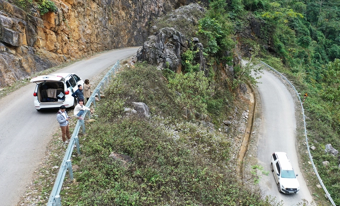 Đường đèo được trải nhựa và có rào chắn phía ta luy âm, cọc tiêu, rãnh thoát nước… Nhiều khúc cua tay áo được xẻ sâu vào vách đá để lấy thêm diện tích đường.