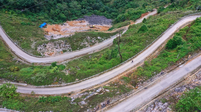 Đường đèo nhìn từ trên cao mềm mại như dải lụa.