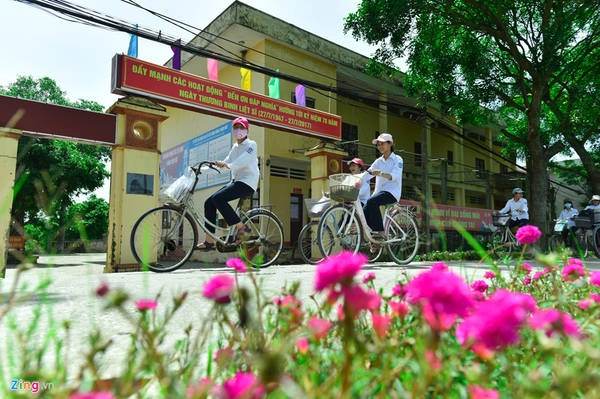 Tại xã Khai Thái, đường hoa mười giờ dài 1 km mới được trồng cách đây 2 tháng nhưng đã nở rộ, làm tô điểm cho vẻ đẹp của con đường qua trung tâm xã. Tại xã Khai Thái, đường hoa mười giờ dài 1 km mới được trồng cách đây 2 tháng nhưng đã nở rộ, làm tô điểm cho vẻ đẹp của con đường qua trung tâm xã.