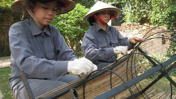 Làm gùi hoa - Ảnh: Lê Nam