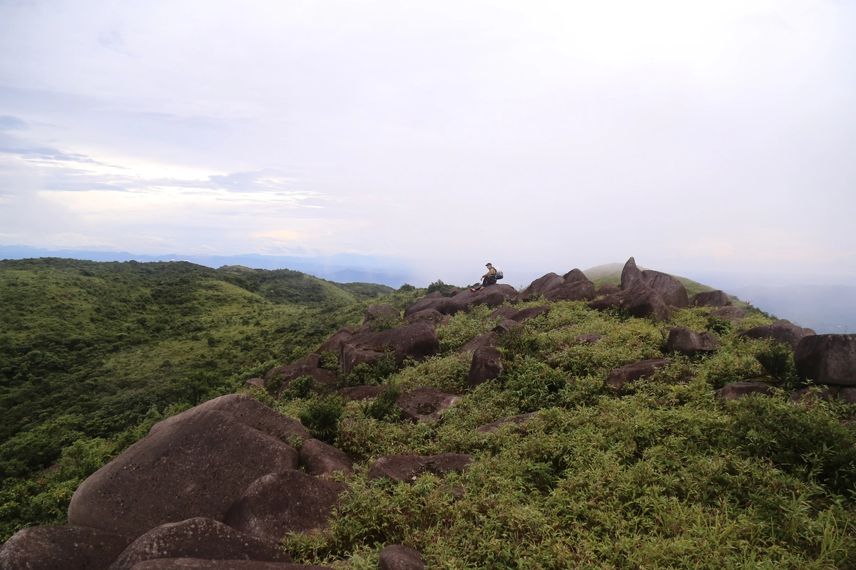 Pa Thiên là đỉnh núi cao khoảng 1.600 m, thấp hơn Voi Mẹp. Muốn chinh phục Voi Mẹp phải băng qua Pa Thiên. Pa Thiên có địa thế bằng phẳng, rộng rãi với rất nhiều tảng đá lớn.