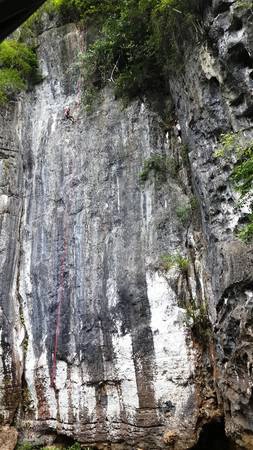 Tuyến đường leo núi được xây dựng tại cửa hang Tối, nơi đang được khai thác tour du lịch thám hiểm hang Tối. Ảnh: TT Du lịch Phong Nha. Tuyến đường leo núi được xây dựng tại cửa hang Tối, nơi đang được khai thác tour du lịch thám hiểm hang Tối. Ảnh: TT Du lịch Phong Nha.