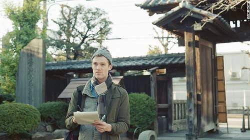 Adrian Hogan là họa sĩ Australia, sống và làm việc tại Tokyo, Nhật Bản được 5 năm. Hogan trở nên nổi tiếng sau khi đăng tải lên trang Instagram một clip về chiếc cốc giấy vẽ góc phố Tokyo rất sinh động. duong-pho-tokyo-tren-nhung-chiec-coc-giay-ivivu-1