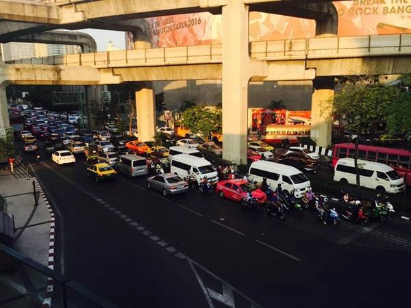 Giao thông ở Bangkok - thủ đô của Thái Lan - có tiếng là khủng khiếp. Đây là đường Sukhumvit, một trong các tuyến chính của thành phố, vào giờ bình thường. Điều tuyệt nhất là hệ thống tàu trên cao Bangkok Mass Transit System 9BTS, hay còn được gọi là Skytrain, được thiết kế phía trên dòng xe thông thường. Giao thông ở Bangkok - thủ đô của Thái Lan - có tiếng là khủng khiếp. Đây là đường Sukhumvit, một trong các tuyến chính của thành phố, vào giờ bình thường. Điều tuyệt nhất là hệ thống tàu trên cao Bangkok Mass Transit System 9BTS, hay còn được gọi là Skytrain, được thiết kế phía trên dòng xe thông thường.