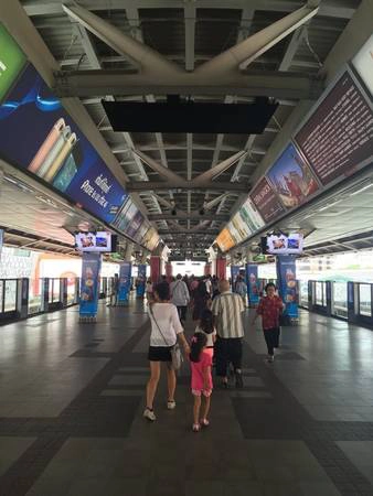 Các du khách đều rất ấn tượng với Skytrain bởi sự sạch sẽ, hiệu quả, hiện đại và rất ít khi trễ giờ. Các du khách đều rất ấn tượng với Skytrain bởi sự sạch sẽ, hiệu quả, hiện đại và rất ít khi trễ giờ.