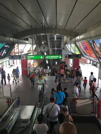 Lối vào có biển chỉ dẫn rõ ràng trên hè phố, phần lớn các ga đều có thang cuốn hoạt động hiệu quả. Các biển báo đều có cả tiếng Thái và tiếng Anh. Lối vào có biển chỉ dẫn rõ ràng trên hè phố, phần lớn các ga đều có thang cuốn hoạt động hiệu quả. Các biển báo đều có cả tiếng Thái và tiếng Anh.