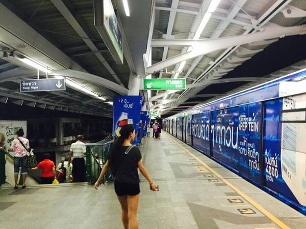 Nhà ga được thắp sáng suốt ngày, nhưng hệ thống đóng cửa từ 24h đến 6h. Nhà ga được thắp sáng suốt ngày, nhưng hệ thống đóng cửa từ 24h đến 6h.