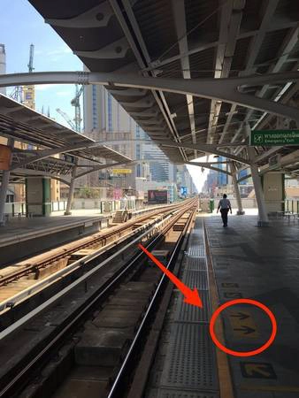 Một trong những điều tuyệt nhất về Skytrain là sự ngăn nắp và thiết kế khoa học. Các mũi tên chỉ cho bạn chỗ đứng và nơi cửa sẽ mở. Mọi người đều lịch sự làm theo quy định. Tất cả các trạm dừng đều có bảo vệ giám sát. Một trong những điều tuyệt nhất về Skytrain là sự ngăn nắp và thiết kế khoa học. Các mũi tên chỉ cho bạn chỗ đứng và nơi cửa sẽ mở. Mọi người đều lịch sự làm theo quy định. Tất cả các trạm dừng đều có bảo vệ giám sát.