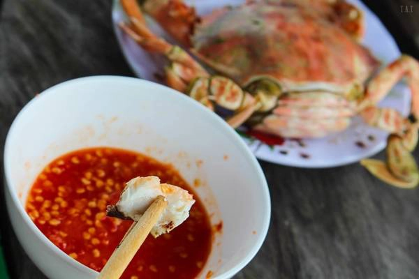 Giá cả phải chăng mà hải sản rất tươi do vừa bắt lên là chế biến. Còn gì bằng khi vừa được ngồi bè lênh đênh sóng nước, vừa hưởng làn gió biển mát lạnh, vừa tận hưởng khung cảnh và còn được thưởng thức các món tươi ngon? 