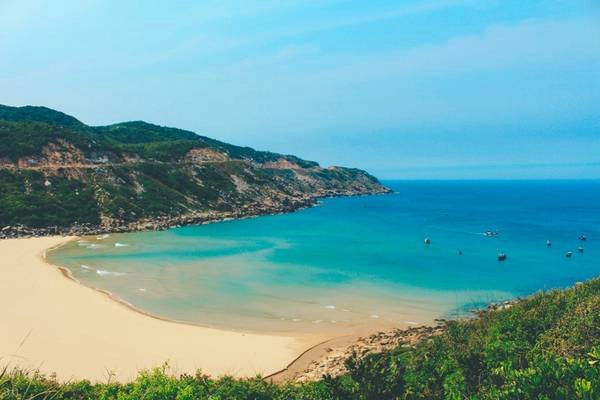 Sau khi gửi mua vé và gửi xe và ba lô ở nhà chú Mười - hộ dân duy nhất sống ở đây, bạn phải leo gần 1 km cầu thang đá để có thể lên đến chân hải đăng, cũng như có thể ra được chòi ngắm biển ở mũi Rạng Đông. Tiếp đó bạn nên đi bộ xuống Bãi Môn chơi vì đây là một bãi biển đẹp, rộng, biển xanh cát trắng đúng nghĩa và không có rác. 