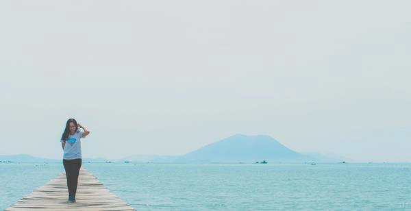 Trên đường đi ra Phú Yên, bạn đường bỏ lỡ một điểm dừng chân đang rất được các bạn trẻ yêu thích - cầu Ngọc Trai. Chiếc cầu gỗ này rất dài. Khi đứng đầu cuối của chiếc cầu này, bạn sẽ có cảm giác như mình đang đứng giữa dại dương vậy, nhìn người trong bờ chỉ còn thấy bé xíu. Ban đầu khi bước lên cầu, bạn sẽ có cảm giác khá sợ, nhưng khi đã quen rồi thì bạn chỉ muốn đứng đó hoài không thôi. Lưu ý là nếu đi đông thì các bạn nên chia ra tuần tự bước lên cầu. Đừng nên đi lên cầu một lúc hay đứng cùng một chỗ, rất nguy hiểm. 