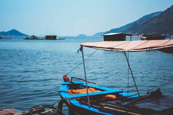 Điểm đến tiếp theo trên cung đường này đó là vịnh Vũng Rô. Giữa Đèo Cả sẽ có đường rẽ vào Vũng Rô. Các bạn quẹo xuống đó, tới một ngã ba thì quẹo trái để vào khu làng chài với nhà bè của người dân. Đường này cũng thông ra đường ven biển Phước Tân - Bãi Ngà để đi vào Phú Yên luôn. Lúc tới một làng nhỏ rồi thì bạn cứ hỏi thăm, người ta sẽ giới thiệu tới nhà có bè nuôi cá, hoặc người ta là chủ nhà bè luôn. Các bạn có thể thương lượng giá cả với họ. 