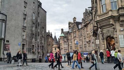 Những con đường ở Edinburgh nương theo những con đường cổ từ nghìn năm mà người dân đã đi thành nếp