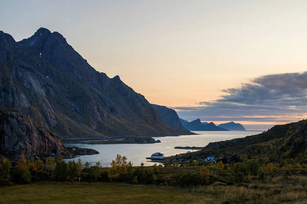Bức tranh thu quyến rũ trong hoàng hôn gần Tangstad, quần đảo Lofoten, Na Uy. Ảnh: Olivier Morin/AFP/Getty