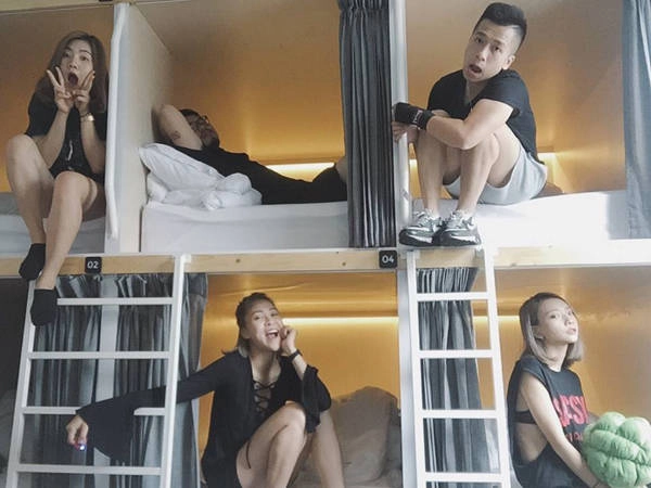 Do đi đông nên An cùng 4 người bạn chọn ngủ trong dorm dạng tổ ong, vừa vui lại tiết kiệm. Do đi đông nên An cùng 4 người bạn chọn ngủ trong dorm dạng tổ ong, vừa vui lại tiết kiệm.