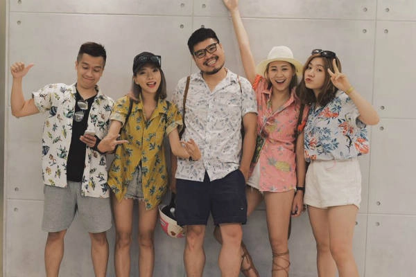 Cả nhóm đi đâu cũng có hội và tạo dáng rất có nghề. Cả nhóm đi đâu cũng có hội và tạo dáng rất có nghề.