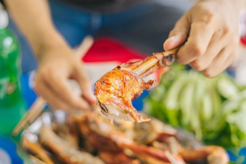 Ngon nhất là khi thưởng thức gà đốt bằng tay. Ảnh: Sơn Đoàn. Ngon nhất là khi thưởng thức gà đốt bằng tay. Ảnh: Sơn Đoàn.