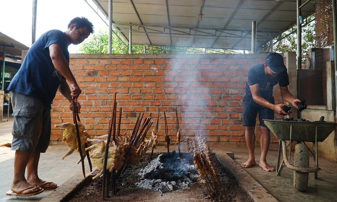 Qua sơ chế, gà nguyên con được ướp cùng các loại gia vị như sả, hành tím, tỏi giã nhuyễn, ngũ vị hương, mật ong, tiêu, nước mắm, muối và các loại lá rừng... trước khi kẹp que tre và nướng.