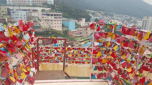 Không giống các ngôi làng khác, Gamcheon được quy hoạch với những ngôi nhà nhiều màu sắc nép mình vào sườn đồi như những bậc thang. Không giống các ngôi làng khác, Gamcheon được quy hoạch với những ngôi nhà nhiều màu sắc nép mình vào sườn đồi như những bậc thang.