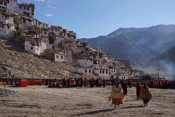 Cứ 12 năm một lần, Đức Pháp Vương Gyalwang Drukpa lại cử hành Đại Pháp hội Naropa trên dãy Himalaya, khoác lên mình Sáu Sức Trang Hoàng (gồm có mũ miện, yếm, vòng đeo tay, vòng đeo cổ, đai lưng, khuyên tai) để hàng trăm nghìn người dân từ khắp thế giới về chiêm bái. Pháp hội thường kéo dài suốt tháng với vô số nghi lễ truyền thống cổ xưa và linh thiêng. Sáu Sức Trang Hoàng bằng xương của Naropa là một trong những Pháp bảo quý giá và có ý nghĩa nhất trong kho tàng Phật pháp vẫn còn lưu truyền cho tới ngày nay. Nó được coi là bảo vật lịch sử của nền văn hóa Himalaya.