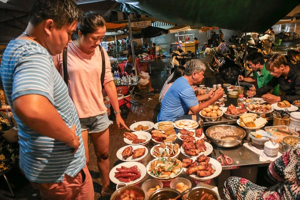 Và cứ đến đêm lại hút khách. Và cứ đến đêm lại hút khách.