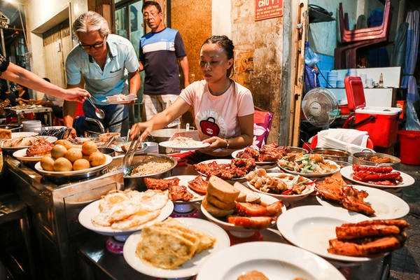 Có đến 6 người trong gia đình bà Bảy, mỗi người một công đoạn mới chế biến được những món ăn đa dạng. Có đến 6 người trong gia đình bà Bảy, mỗi người một công đoạn mới chế biến được những món ăn đa dạng.