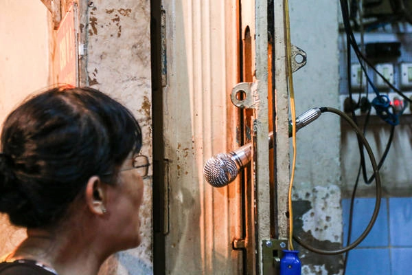 Mỗi khi hết thức ăn hay thiếu món gì, bà Bảy đều ghé sát micro để gọi nhà bếp mang lên, không phải mất công đi bộ xuống. Mỗi khi hết thức ăn hay thiếu món gì, bà Bảy đều ghé sát micro để gọi nhà bếp mang lên, không phải mất công đi bộ xuống.