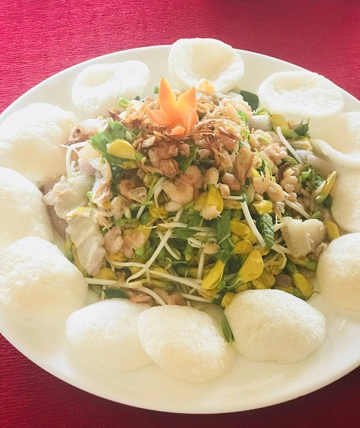 Gỏi tép bông điên điển đặc trưng của Sa Đéc - Ảnh: Dương Quán Hạ