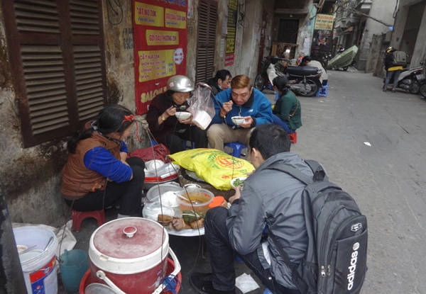 Không cửa hàng khang trang, cũng không quảng cáo cầu kỳ nhưng hàng bánh đúc nóng của cô Hạnh ở cuối đường Minh Khai luôn đông khách. Ảnh: Tuyết Mai. Không cửa hàng khang trang, cũng không quảng cáo cầu kỳ nhưng hàng bánh đúc nóng của cô Hạnh ở cuối đường Minh Khai luôn đông khách. Ảnh: Tuyết Mai.