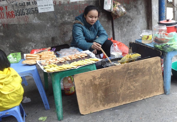 Ngoài ra, thực khách cũng có thể thưởng thức bánh gối, bánh khoai, bánh tôm ở ngay phía đối diện hàng bánh đúc. Ảnh: Tuyết Ma Ngoài ra, thực khách cũng có thể thưởng thức bánh gối, bánh khoai, bánh tôm ở ngay phía đối diện hàng bánh đúc. Ảnh: Tuyết Ma