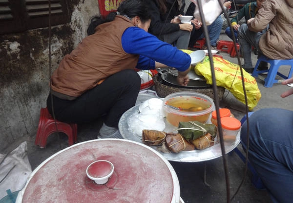 Hàng bánh đúc của cô đơn giản gồm một gánh hàng rong với một bên là nồi bánh đúc, một bên là chè đỗ đen nóng, dăm ba cái bánh giò, bát, thìa, vài chiếc ghế nhựa được sắp xếp gọn gàng. Ảnh: Tuyết Mai. Hàng bánh đúc của cô đơn giản gồm một gánh hàng rong với một bên là nồi bánh đúc, một bên là chè đỗ đen nóng, dăm ba cái bánh giò, bát, thìa, vài chiếc ghế nhựa được sắp xếp gọn gàng. Ảnh: Tuyết Mai.