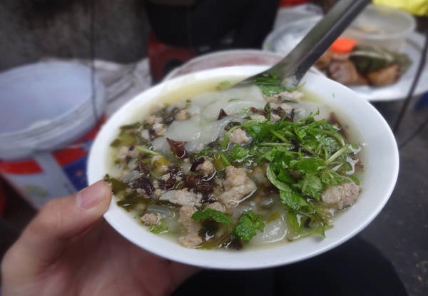 Một lớp bánh đúc nóng, 2 thìa thịt xào, một ít rau thơm rồi chan nước mắm ớt, trộn đều lên là đủ một bát phục vụ thực khách. Bánh đúc ở đây được coi là “rẻ nhất Hà Nội” với giá 6.000 đồng một bát nhỏ, 8.000 đồng một bát to. Ảnh: Tuyết Mai. Một lớp bánh đúc nóng, 2 thìa thịt xào, một ít rau thơm rồi chan nước mắm ớt, trộn đều lên là đủ một bát phục vụ thực khách. Bánh đúc ở đây được coi là “rẻ nhất Hà Nội” với giá 6.000 đồng một bát nhỏ, 8.000 đồng một bát to. Ảnh: Tuyết Mai.