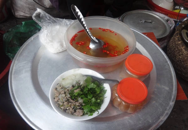 Bí quyết làm nên ấn tượng của bát bánh đúc là vị nước mắm chủ hàng tự pha với vị chua dịu, hơi ngọt và cay nhẹ. Ngoài ra, hàng cũng có thêm bột ớt cho khách thích ăn cay. Ảnh: Tuyết Mai. Bí quyết làm nên ấn tượng của bát bánh đúc là vị nước mắm chủ hàng tự pha với vị chua dịu, hơi ngọt và cay nhẹ. Ngoài ra, hàng cũng có thêm bột ớt cho khách thích ăn cay. Ảnh: Tuyết Mai.