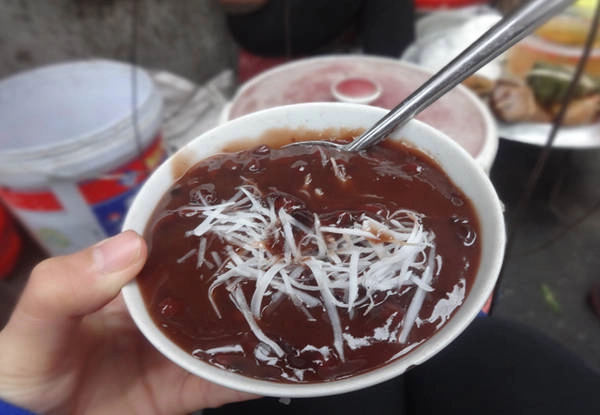 Ngoài bánh đúc nóng, cô Hạnh bán thêm chè nóng và bánh nếp. Bát chè đỗ đen nóng hổi, không quá ngọt ăn với dừa tươi thái sợi; bánh nếp to ngon, đầy đặn… đều được bán với giá 5.000 đồng. Ảnh: Tuyết Mai. Ngoài bánh đúc nóng, cô Hạnh bán thêm chè nóng và bánh nếp. Bát chè đỗ đen nóng hổi, không quá ngọt ăn với dừa tươi thái sợi; bánh nếp to ngon, đầy đặn… đều được bán với giá 5.000 đồng. Ảnh: Tuyết Mai.