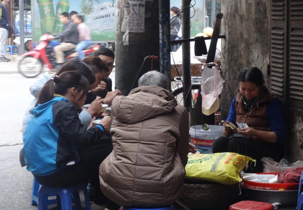 Khách ăn ở đây đủ mọi lứa tuổi, phần lớn là người dân khu phố. Ngoài khách ăn ở quán, lượng khách mua về cũng khá đông. Quán thường mở vào lúc 4h chiều và chỉ bán đến 5 rưỡi, hôm nào muộn cũng chỉ đến 6h là hết hàng. Ảnh: Tuyết Mai. Khách ăn ở đây đủ mọi lứa tuổi, phần lớn là người dân khu phố. Ngoài khách ăn ở quán, lượng khách mua về cũng khá đông. Quán thường mở vào lúc 4h chiều và chỉ bán đến 5 rưỡi, hôm nào muộn cũng chỉ đến 6h là hết hàng. Ảnh: Tuyết Mai.
