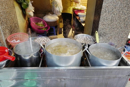 Ngoài nồi nước dùng chính, chủ hàng chuẩn bị thêm nồi nước phụ để chần tim, cật. Ngoài nồi nước dùng chính, chủ hàng chuẩn bị thêm nồi nước phụ để chần tim, cật.