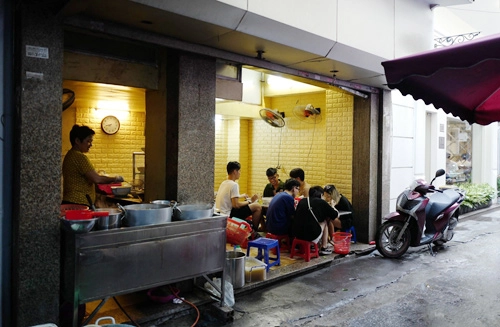 Quán nhỏ đông khách cả trong ngày nắng lẫn ngày mưa. Quán nhỏ đông khách cả trong ngày nắng lẫn ngày mưa.