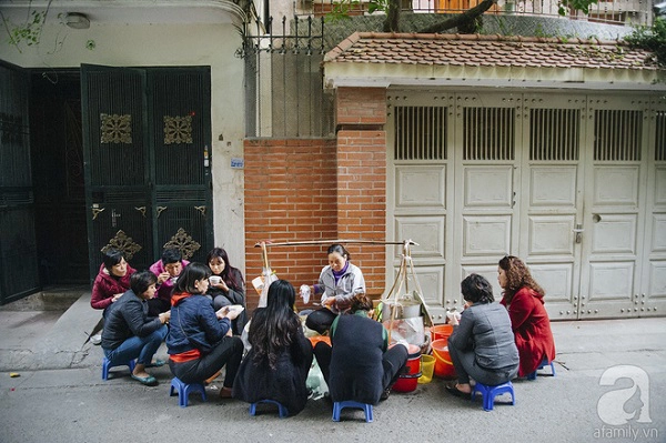Gánh chè trôi giản dị đã hơn 30 năm ở ngõ đê Tô Hoàng. Gánh chè trôi giản dị đã hơn 30 năm ở ngõ đê Tô Hoàng.