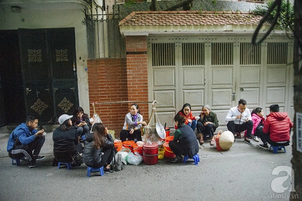 Góc vỉa hè quen thuộc, rất Hà Nội mà cũng thật đời thường. Góc vỉa hè quen thuộc, rất Hà Nội mà cũng thật đời thường.