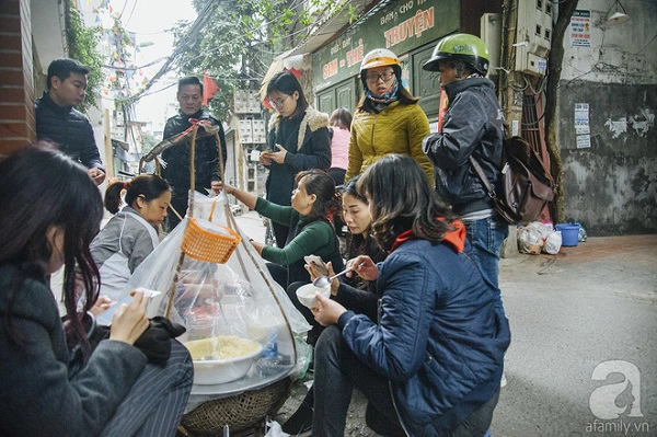 Cô chủ hàng cũng không nhớ mình đã bán chè qua bao nhiêu mùa đông. Cô chủ hàng cũng không nhớ mình đã bán chè qua bao nhiêu mùa đông.