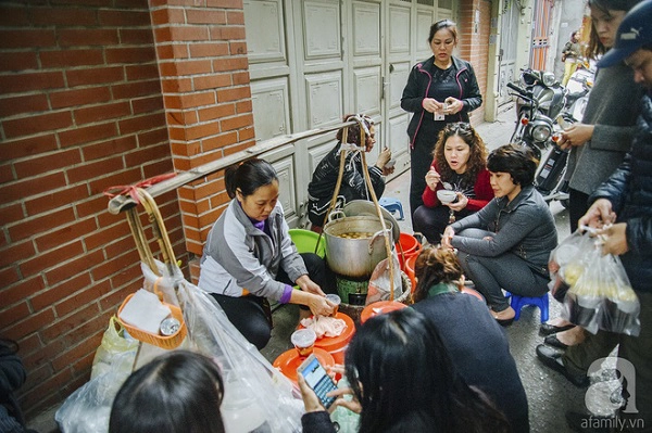Khách đến ăn cứ tự nhiên lấy ghế ngồi. Khách đến ăn cứ tự nhiên lấy ghế ngồi.