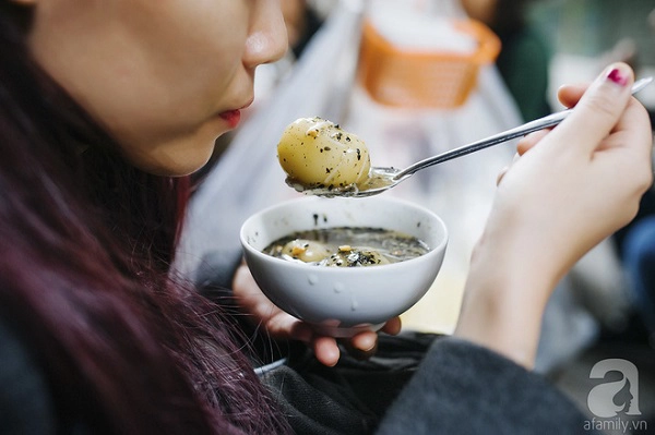 Một bát chè trôi thông thường ở đây có 3 viên, vị do khách tùy chọn. Một bát chè trôi thông thường ở đây có 3 viên, vị do khách tùy chọn.