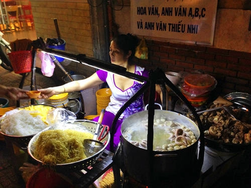 Gánh hủ tiếu hơn 24 năm nay vẫn luôn sáng đèn và đông đúc. Ảnh: Phong Vinh. Gánh hủ tiếu hơn 24 năm nay vẫn luôn sáng đèn và đông đúc. Ảnh: Phong Vinh.