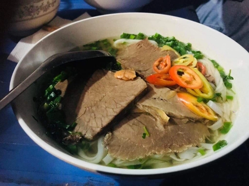 Ngoài phở sốt vang, quán còn có phở tái chín, giá mỗi bát là 40.000 đồng, mở bán từ 3h tới 6h sáng.