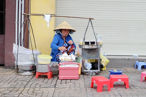 Gánh hàng nhỏ ở đường Trần Hưng Đạo đã tồn tại được 30 năm.