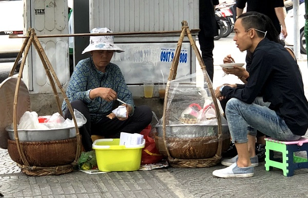 Nép sau một tụ điện tại góc đường Pasteur - Lê Thánh Tôn, gánh xôi bà Kiệm, nay do chị Thảo (con gái của bà ngồi bán) được xem là gánh hàng rong có tuổi thọ cao nhất tại Sài Gòn. Nép sau một tụ điện tại góc đường Pasteur - Lê Thánh Tôn, gánh xôi bà Kiệm, nay do chị Thảo (con gái của bà ngồi bán) được xem là gánh hàng rong có tuổi thọ cao nhất tại Sài Gòn.