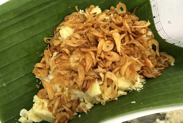 Gói xôi không đơm nhiều nhưng vừa đủ no cho bữa sáng, mỗi ngày chị Thảo con bà Kiệm chỉ nấu đúng 5 kg bắp, 3 kg nếp, bán hết thì dọn hàng. Nhiều khách quen không chỉ mua mang đi mà ngồi ăn luôn tại chỗ. Gói xôi không đơm nhiều nhưng vừa đủ no cho bữa sáng, mỗi ngày chị Thảo con bà Kiệm chỉ nấu đúng 5 kg bắp, 3 kg nếp, bán hết thì dọn hàng. Nhiều khách quen không chỉ mua mang đi mà ngồi ăn luôn tại chỗ.