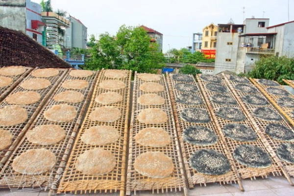 Đến Bắc Giang bạn sẽ bắt gặp hình ảnh thân thuộc những chiếc phên phơi bánh đa - Ảnh: Huyền Trần
